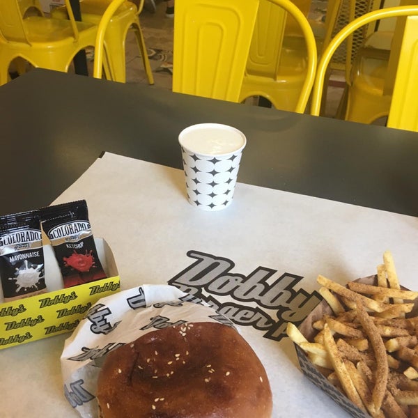 Foto scattata a Dobby&#39;s Burger Place da ||||MSK|||| il 11/26/2019