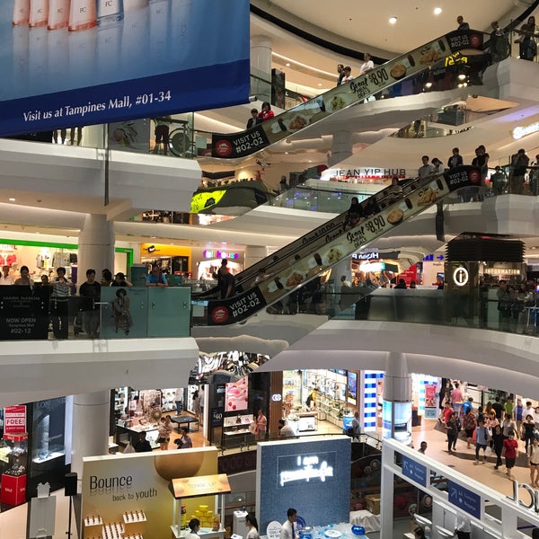 รูปภาพถ่ายที่ Tampines Mall โดย Beterhans เมื่อ 5/4/2019