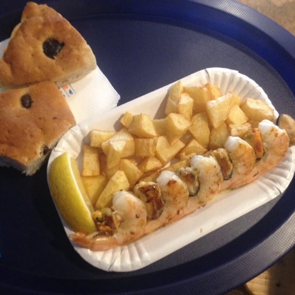 Foto scattata a Marin Seafood Grill da Daniela Necula il 4/21/2015