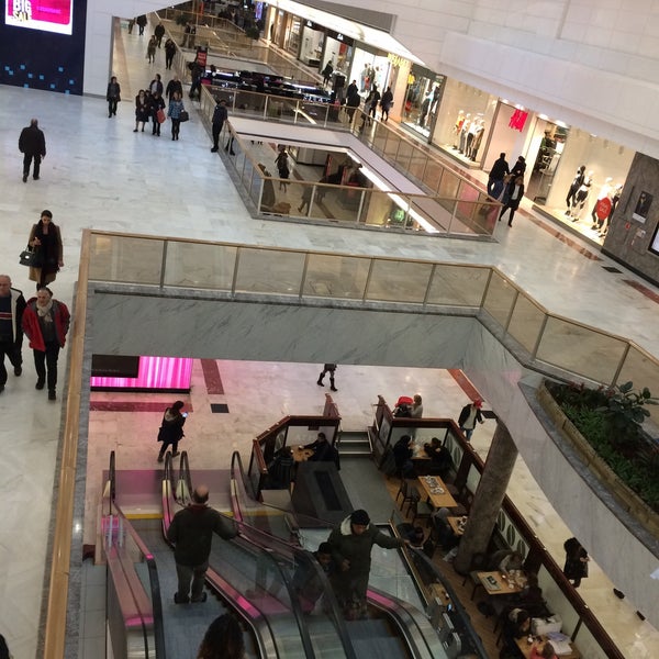 รูปภาพถ่ายที่ Brent Cross Shopping Centre โดย 🇬🇧 Dr Paul . เมื่อ 1/24/2018