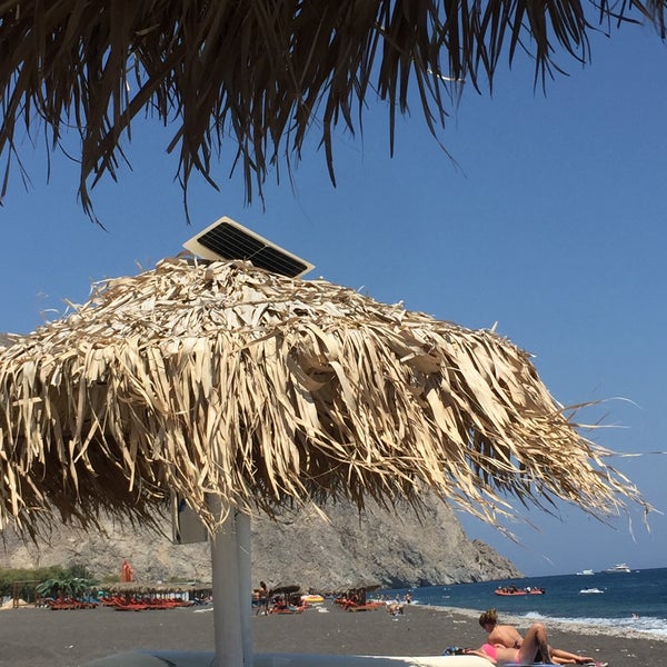 Wi-Fi, solar energy umbrella for charge your phone, sea, drinks, food... anything else? Enjoy Santorini!