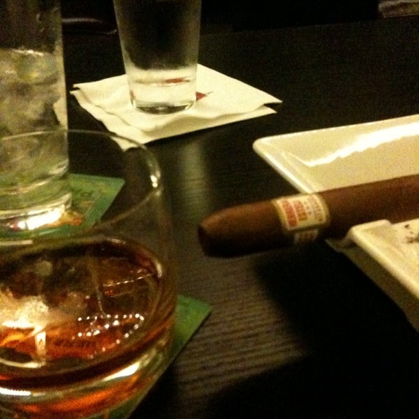 Foto tirada no(a) Civil Cigar Lounge por Christopher M. em 8/16/2013