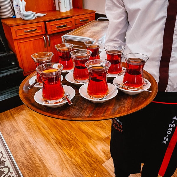 Foto tirada no(a) Al Madina Restaurant İstanbul مطعم المدينة اسطنبول por YARA. em 6/26/2023