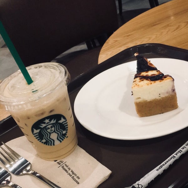 Das Foto wurde bei Starbucks von aya am 9/3/2018 aufgenommen