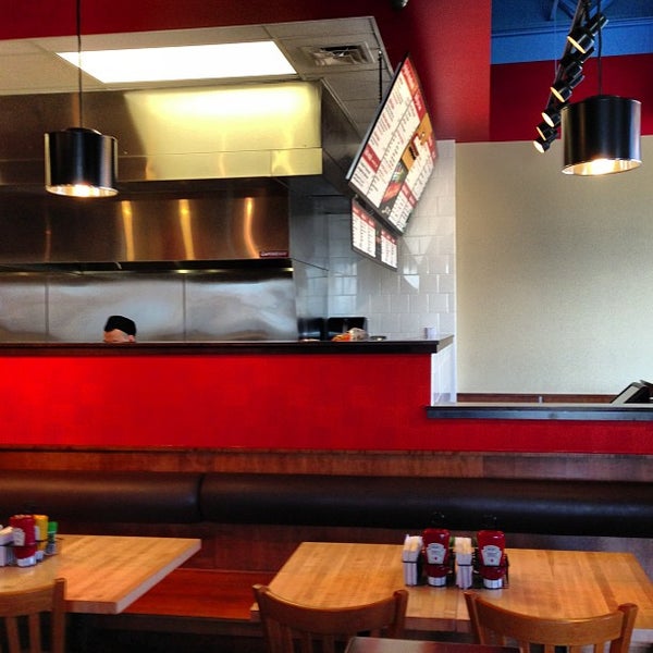 Foto diambil di Meatheads Burgers &amp; Fries oleh Johnny M. pada 4/22/2013