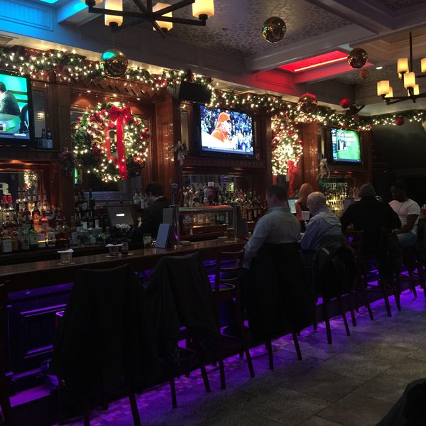 Foto diambil di Social Bar, Grill &amp; Lounge oleh Maria N. pada 12/15/2014