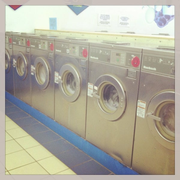 Снимок сделан в Wash &amp; Spin Coin Laundry пользователем MeweHa 9/13/2013