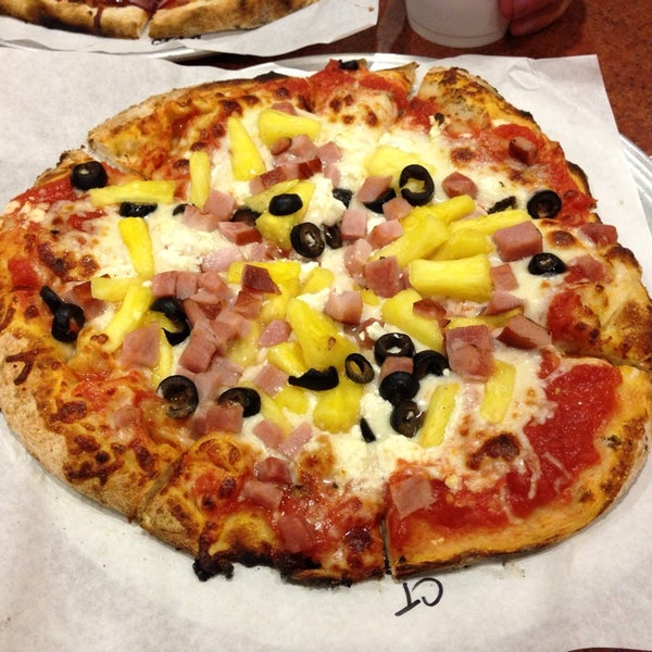 Das Foto wurde bei Custom Built Pizza von Courtney A. am 7/13/2013 aufgenommen