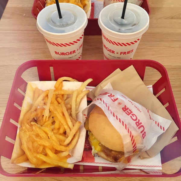 Foto scattata a Burger and Fries da youmake f. il 2/14/2015