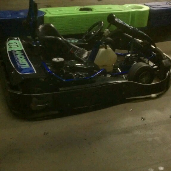 Снимок сделан в Andretti Indoor Karting &amp; Games Roswell пользователем john k. 2/21/2013