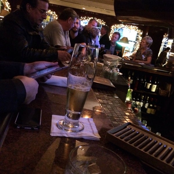 Foto diambil di Randolph&#39;s Bar &amp; Lounge oleh Michael pada 12/24/2013