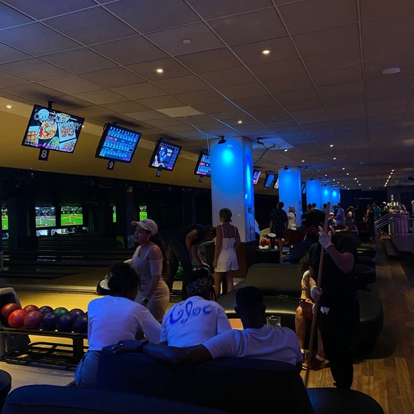รูปภาพถ่ายที่ Frames Bowling Lounge โดย Moaath ♒️ เมื่อ 7/14/2022