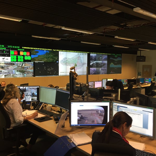 Airport operations. Airport operations. Авиационная деятельность аэропорта. Человек на взлетной полосе. Аэропорт хитроу лондон.