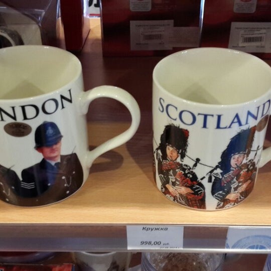 Снимок сделан в Британские сувениры / British Souvenirs пользователем Vitaly 3/28/2014