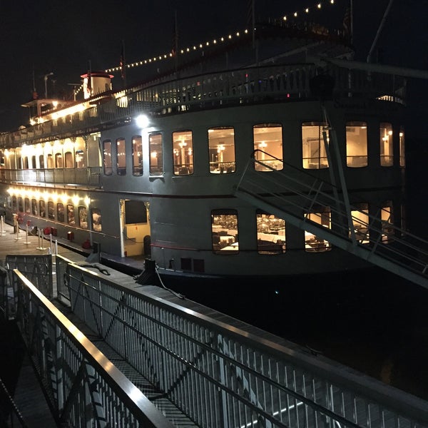 Foto tomada en Savannah&#39;s Riverboat Cruises  por C R. el 1/16/2016