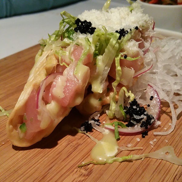Foto tirada no(a) Nara Sushi and Korean Kitchen por Geri D. em 1/24/2015