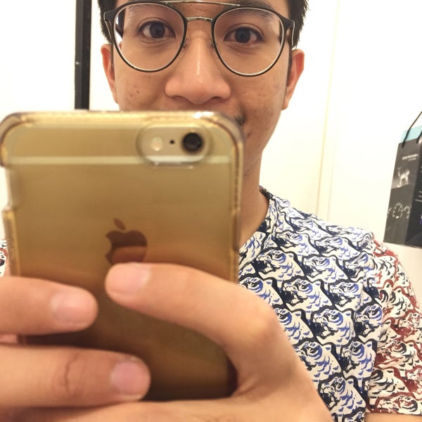 Sunglass & vision world one utama Outlet