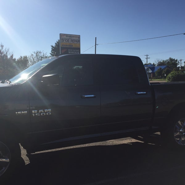Coon Rapids Chrysler Dodge Jeep Ram Car Dealership in Coon Rapids