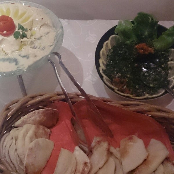 Foto diambil di Al Nafoura Lebanese Restaurant oleh Ari H. pada 11/13/2014