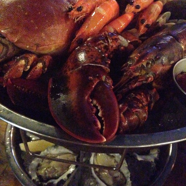 Снимок сделан в The Pelican Seafood Bar + Grill пользователем ANNA C. 10/17/2015