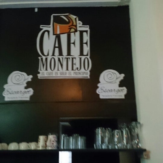 Foto diambil di Café Montejo oleh Gabriel A. pada 3/1/2015