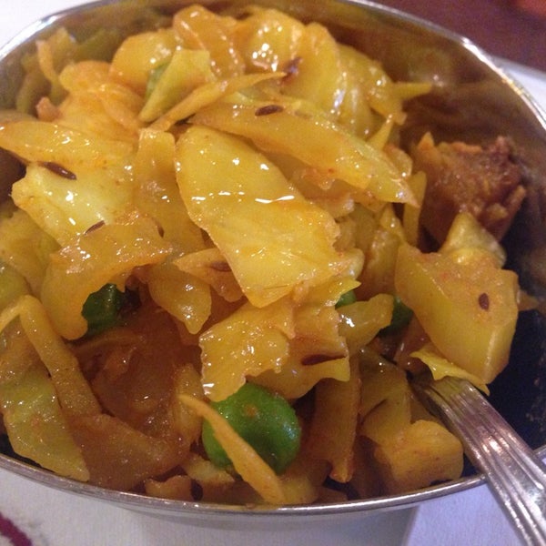 Foto tirada no(a) India Quality Restaurant por Cherry T. em 3/16/2014