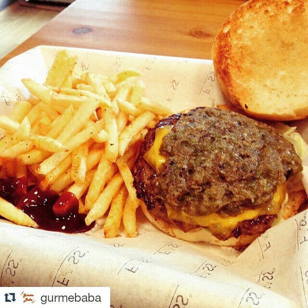 Foto scattata a Fess Burger da Belma A. il 9/19/2015