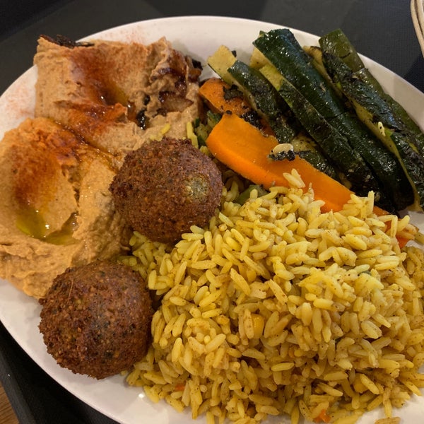 Foto diambil di Aladdin Mediterranean Cuisine oleh Reese W. pada 6/22/2019