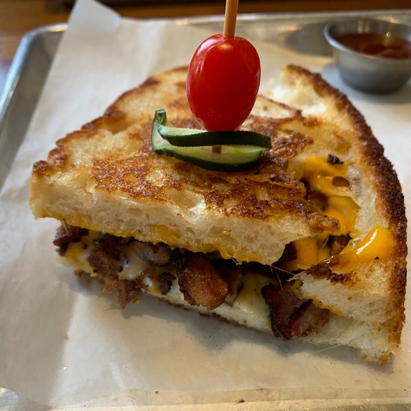 Foto scattata a Dallas Grilled Cheese Co. da Reese W. il 12/8/2019