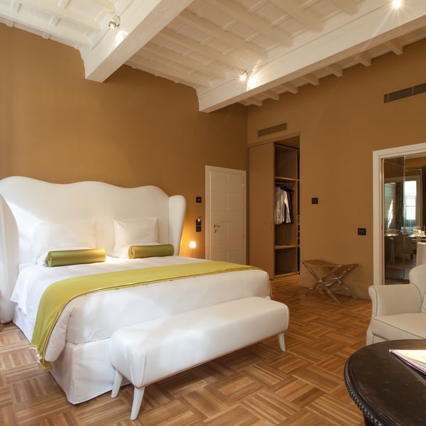 Romantic ideas to surprise your partner? Choose the warmth of our Junior Suite 202 for a memorable stay in #Florence!