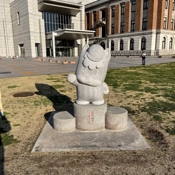 ぐんまちゃん 石像 小サイズ 一体 写真左