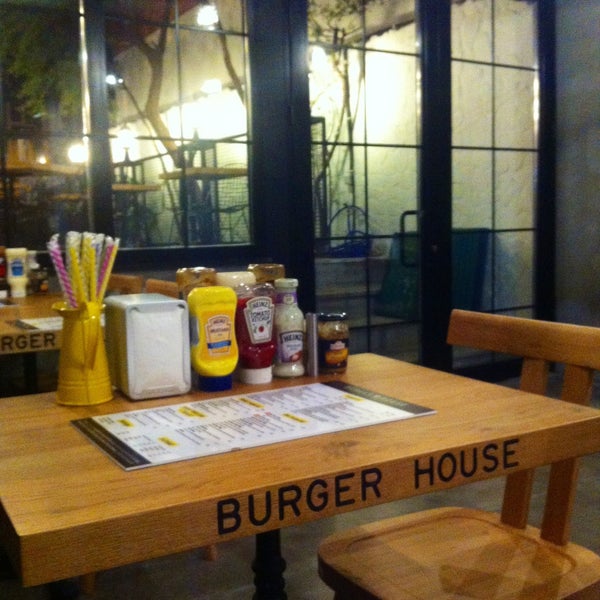 Das Foto wurde bei Burger House von Pelin T. am 4/17/2013 aufgenommen