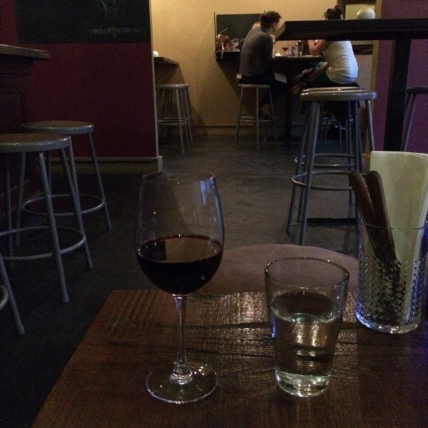 Foto tomada en Yield Wine Bar  por Jenn L. el 7/18/2014