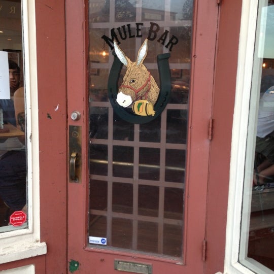 6/27/2013 tarihinde Doug C.ziyaretçi tarafından Mule Bar'de çekilen fotoğraf