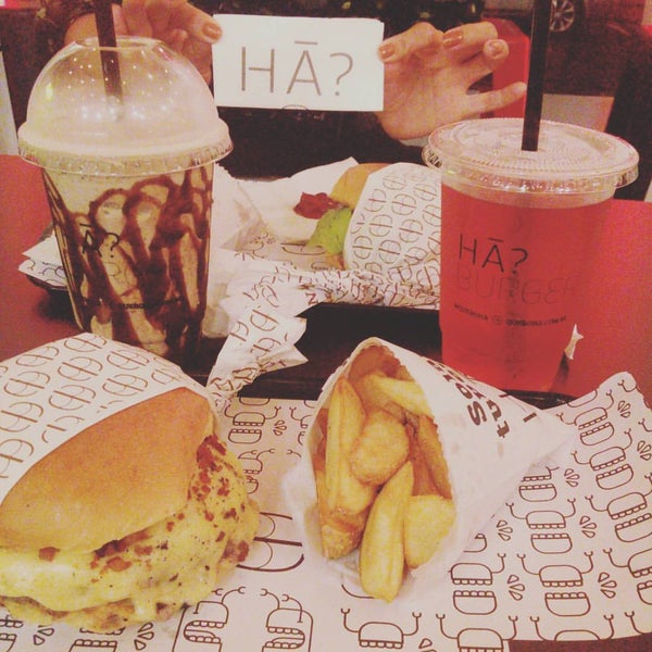 Photo taken at Hã? Burger by Katia F. on 3/23/2016