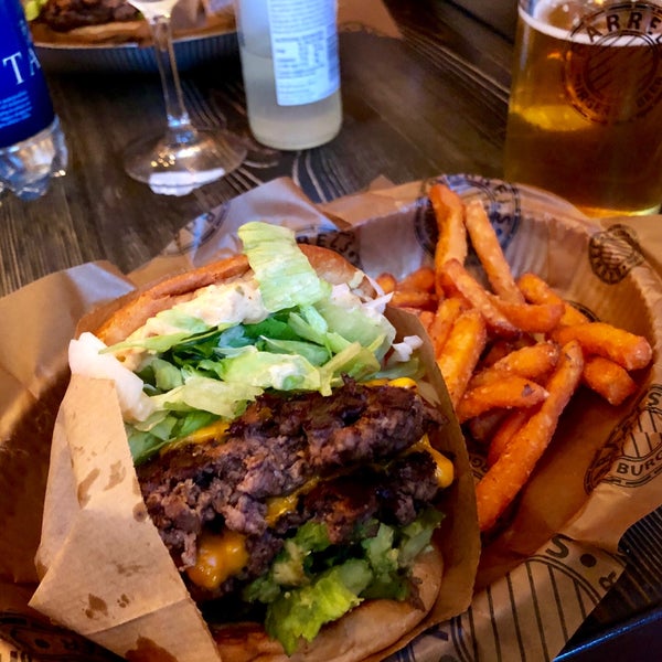 6/8/2019にBalázs R.がBarrels Burgers &amp; Beerで撮った写真