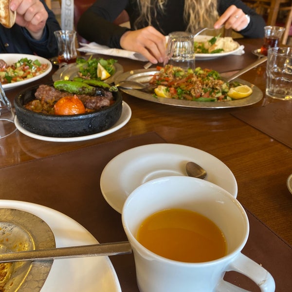 Das Foto wurde bei Kapadokya Kebapzade Restaurant von Julie N. am 3/14/2021 aufgenommen