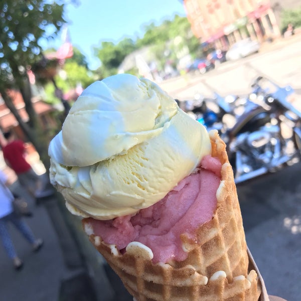 Снимок сделан в Jeni&#39;s Splendid Ice Creams пользователем Luis C. 7/7/2018