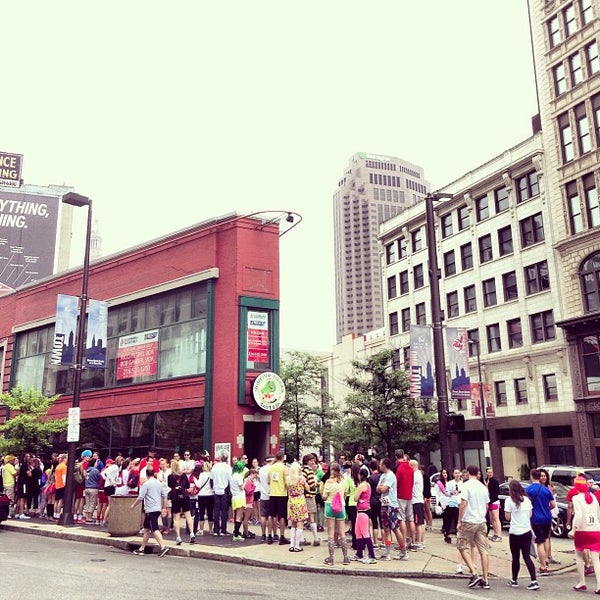 รูปภาพถ่ายที่ The Clevelander Sports Bar &amp; Grill โดย Luis C. เมื่อ 6/8/2013