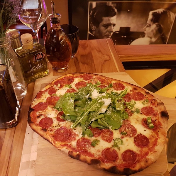 La pizza alla Diavola picante y sabrosa y el Banoffee Pie delicioso, la decoración con un toque Italiano