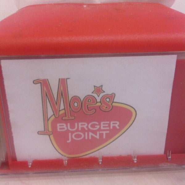 Foto scattata a Moe&#39;s Burger Joint da Rodney H. il 8/28/2013