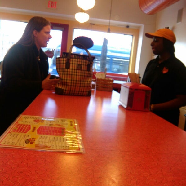 Foto scattata a Moe&#39;s Burger Joint da Rodney H. il 2/11/2014