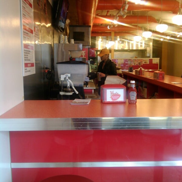 Foto scattata a Moe&#39;s Burger Joint da Rodney H. il 4/2/2014