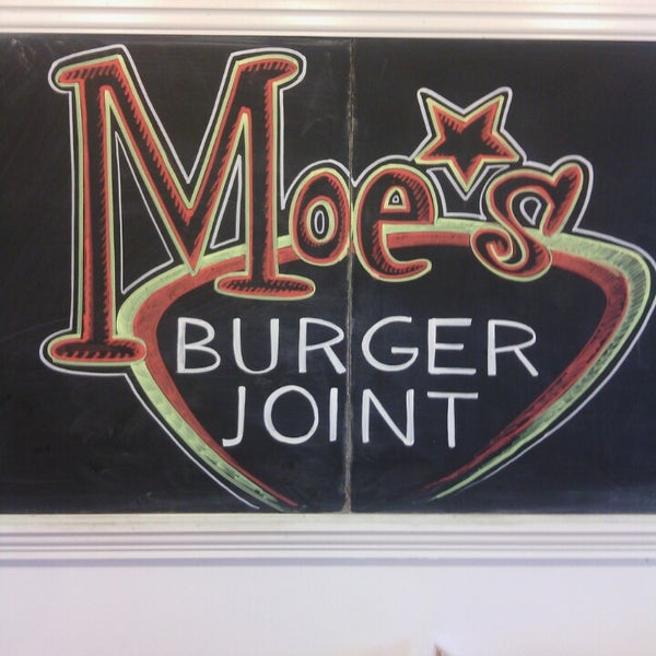 Foto scattata a Moe&#39;s Burger Joint da Rodney H. il 10/27/2013