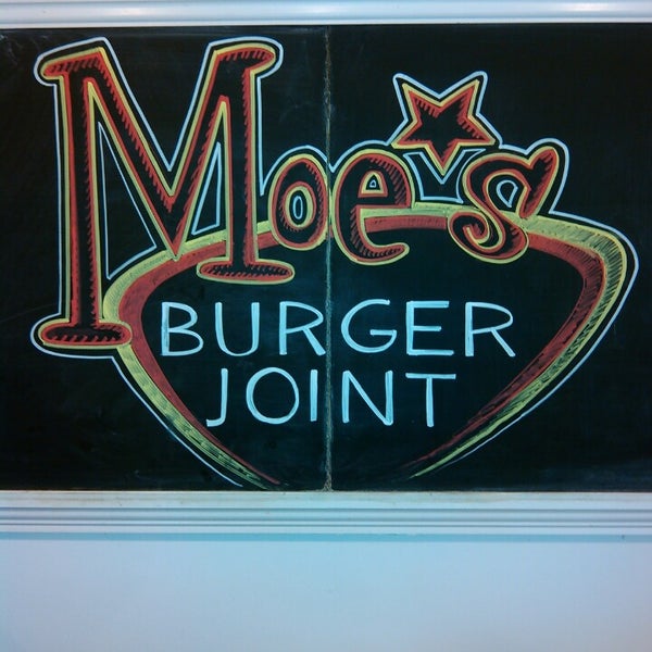 Foto scattata a Moe&#39;s Burger Joint da Rodney H. il 3/14/2014
