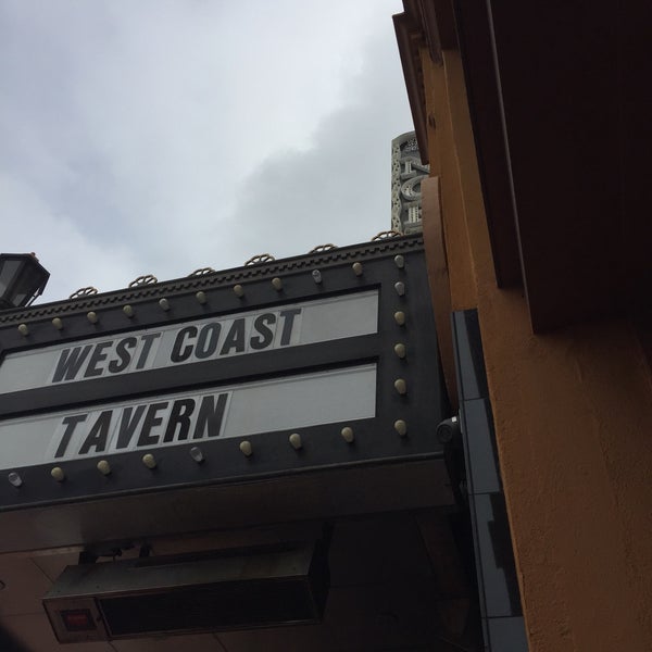 2/5/2017 tarihinde Deborah C.ziyaretçi tarafından West Coast Tavern'de çekilen fotoğraf