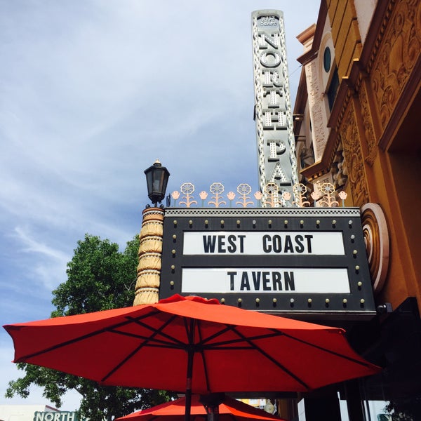 Foto tirada no(a) West Coast Tavern por Deborah C. em 7/11/2015