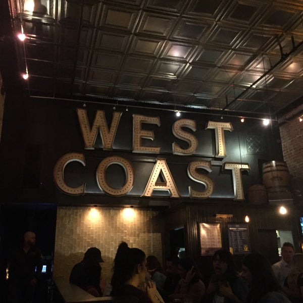 Foto tirada no(a) West Coast Tavern por Deborah C. em 11/6/2016