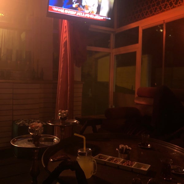 Foto tirada no(a) Al Fakheer Shisha Lounge por İ em 11/11/2018