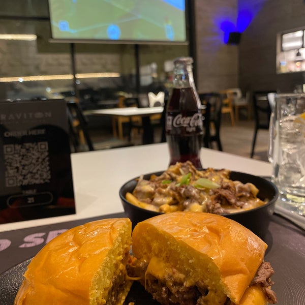 Foto diambil di Graviton Steak Burger oleh Saif . pada 10/4/2023